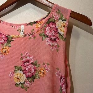 Very sweet! Pink floral top! 🌸 Size XL